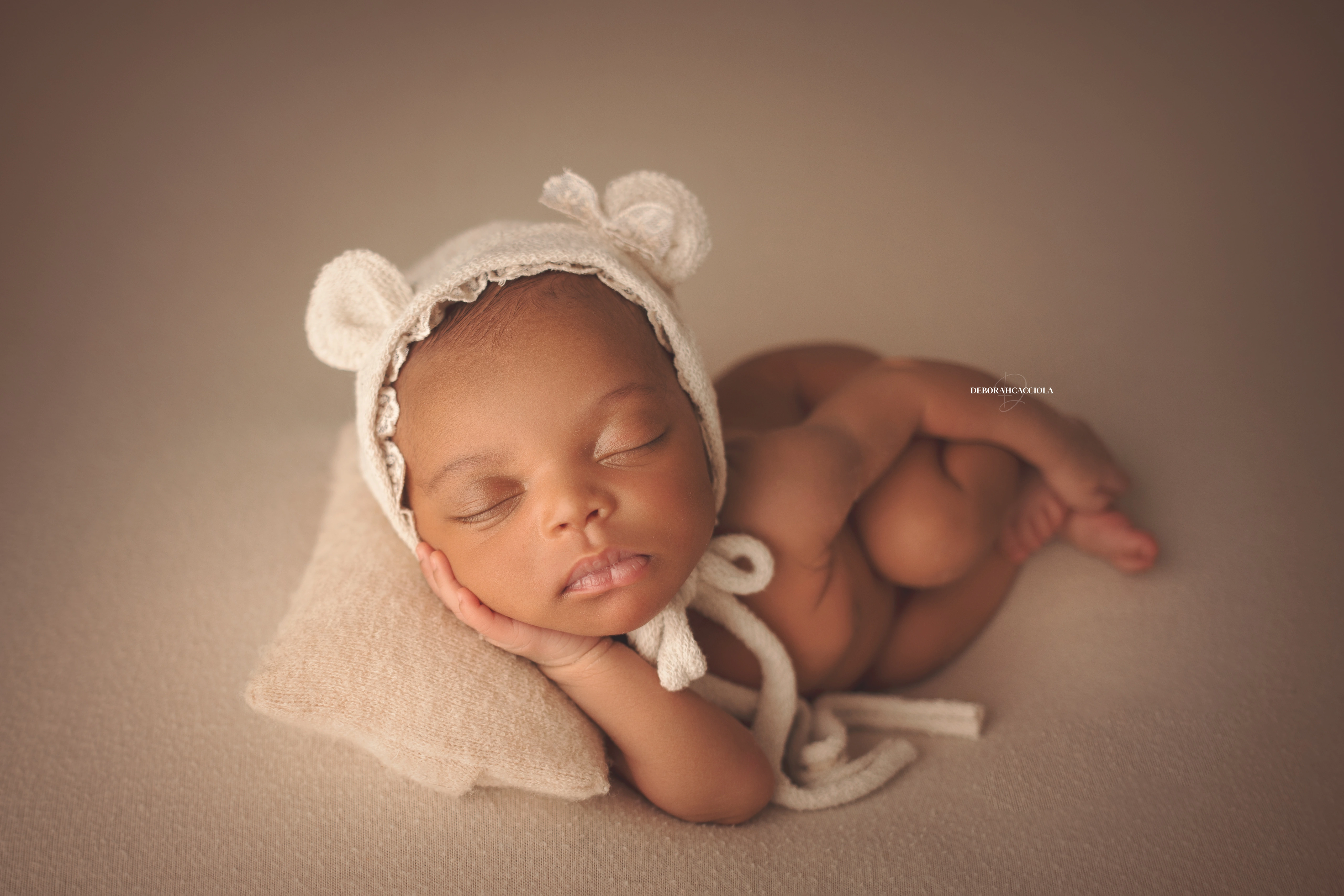 Portrait nouveau-né Orléans : nouveau-né en studio, scène panoramique douce, palette claire