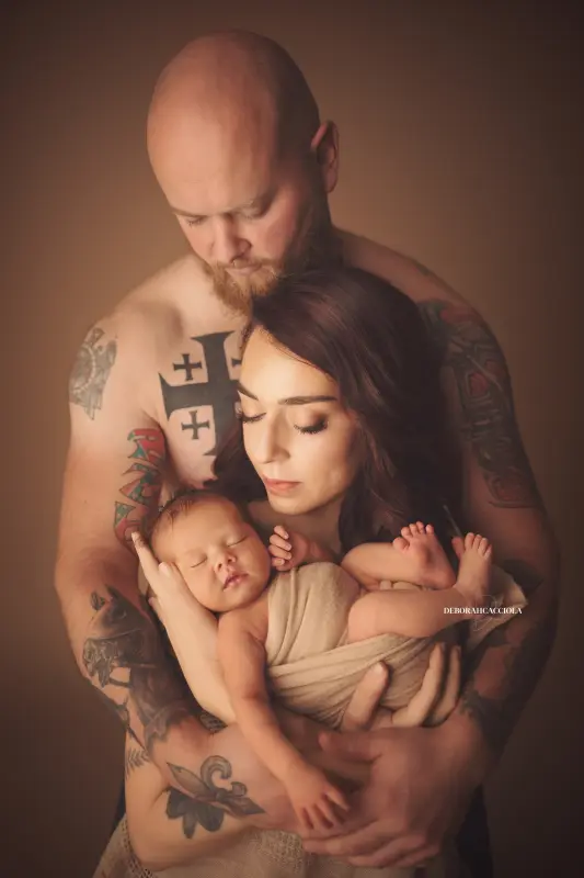 Photo nouveau-né studio Orléans : portrait délicat de bébé, composition resserrée élégante, couleurs équilibrées