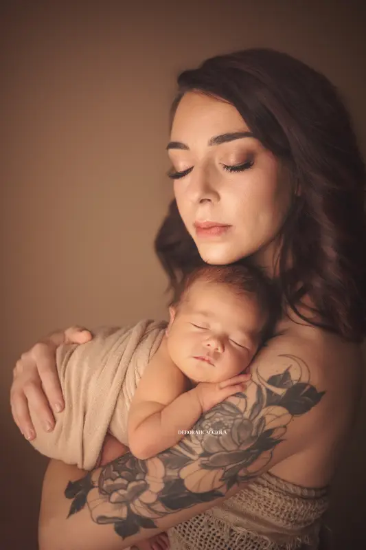 Photo nouveau-né à Orléans, bébé dans ses premiers jours, plan vertical naturel, palette claire