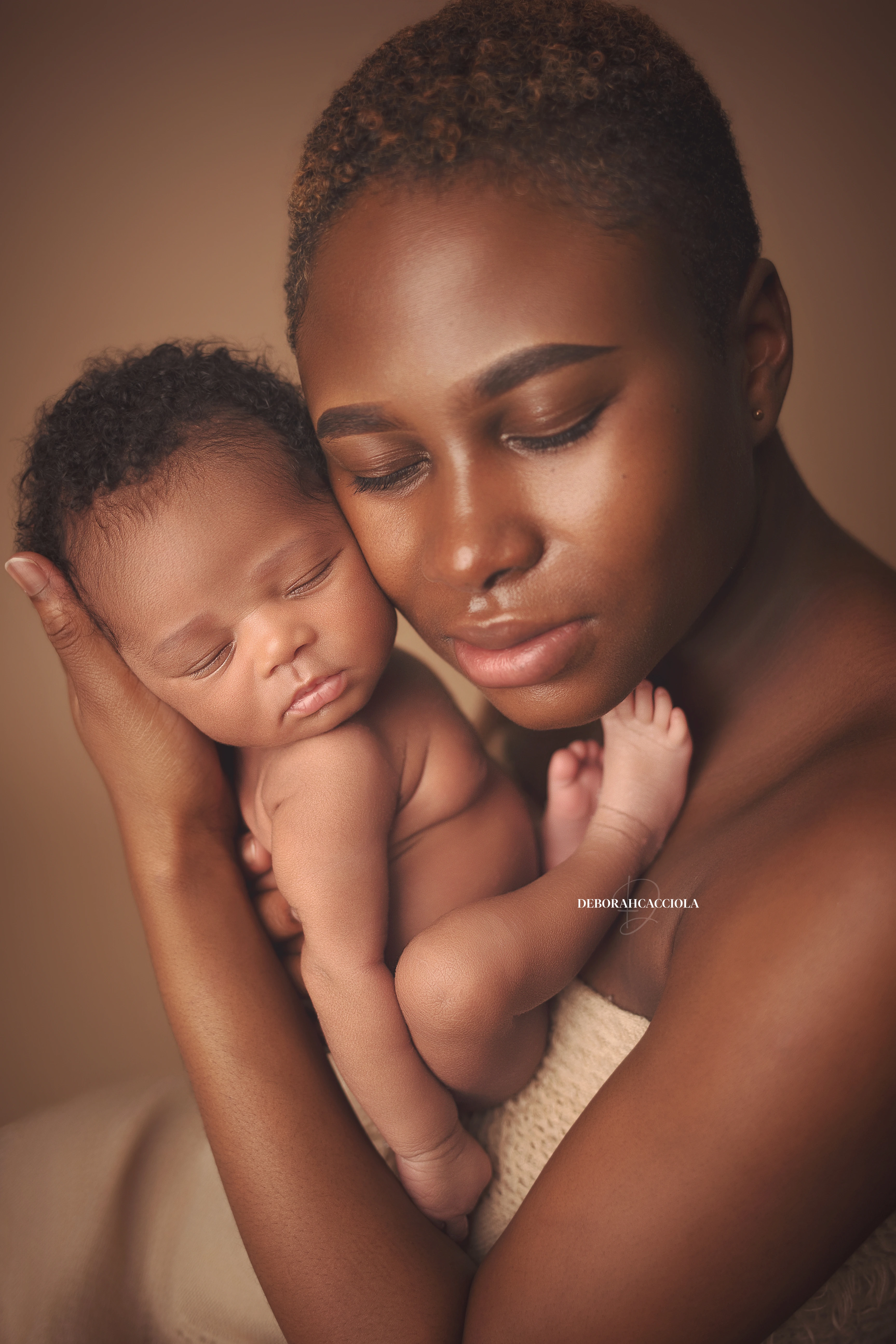 Photo nouveau-né à Orléans, bébé dans ses premiers jours, plan vertical naturel, rendu naturel