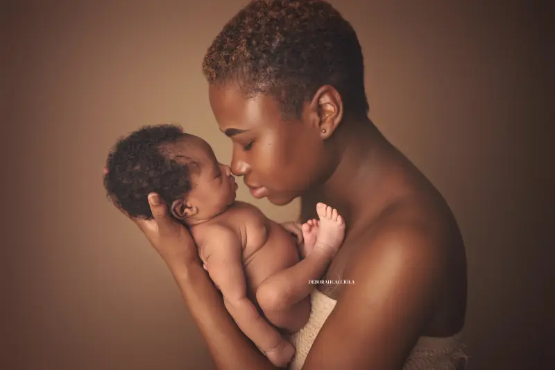 Photo nouveau-né à Orléans, instant tendre avec bébé, plan large harmonieux, couleurs douces