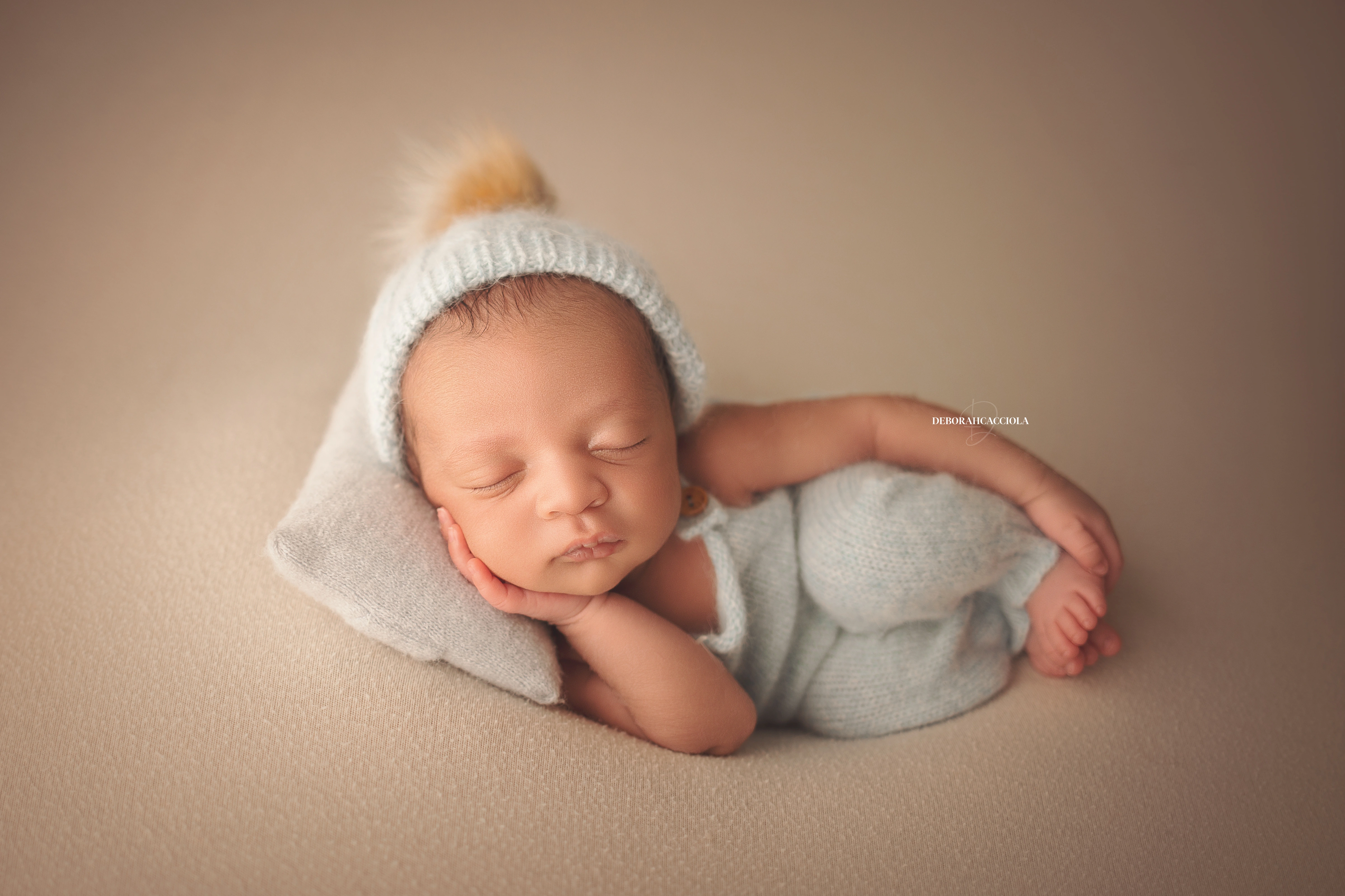 Portrait nouveau-né Orléans : portrait délicat de bébé, cadrage horizontal équilibré, couleurs équilibrées