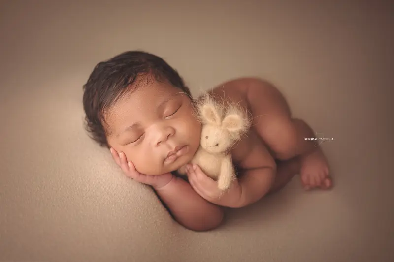 Photo nouveau-né à Orléans, bébé dans ses premiers jours, composition large et naturelle, couleurs équilibrées