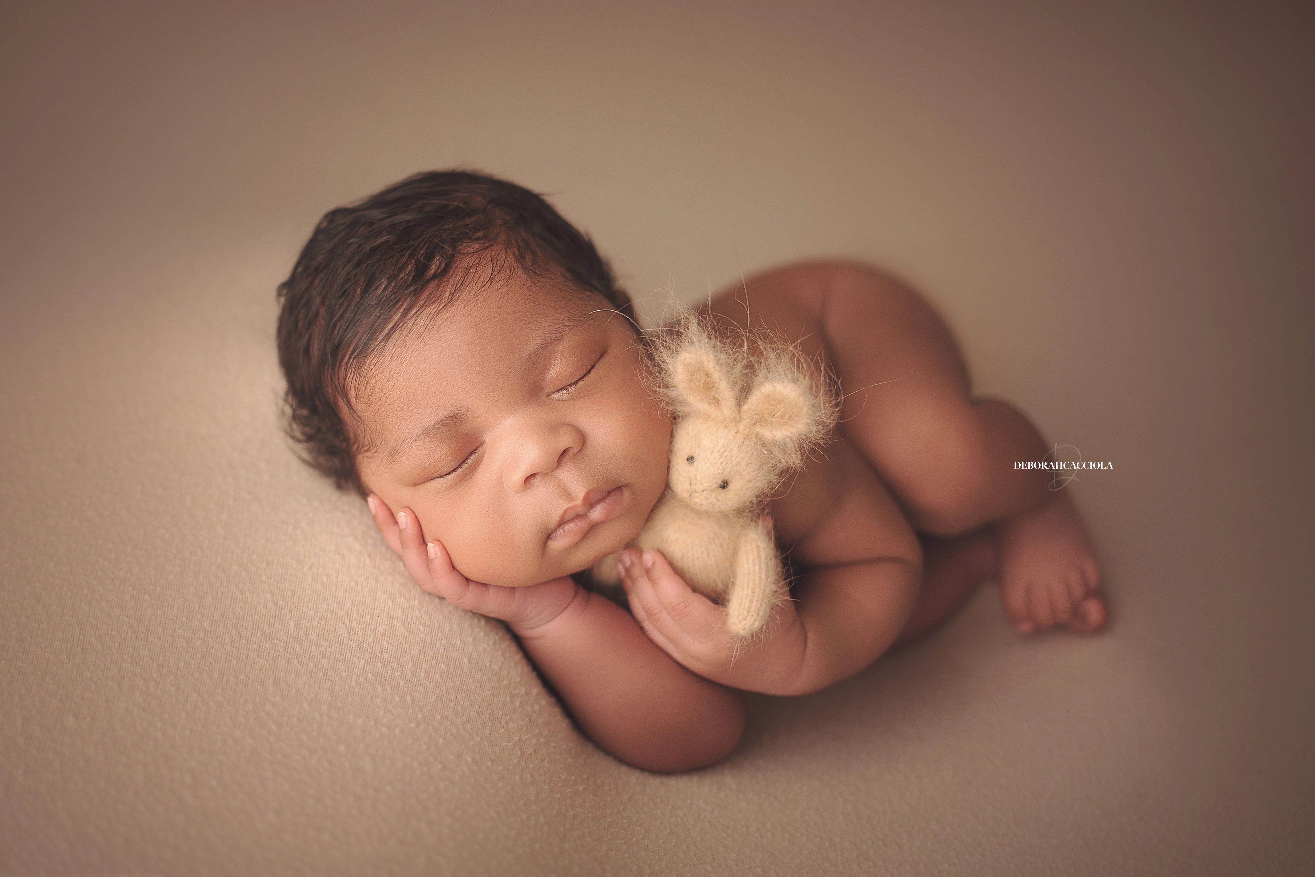 Photo nouveau-né à Orléans, bébé dans ses premiers jours, composition large et naturelle, couleurs équilibrées