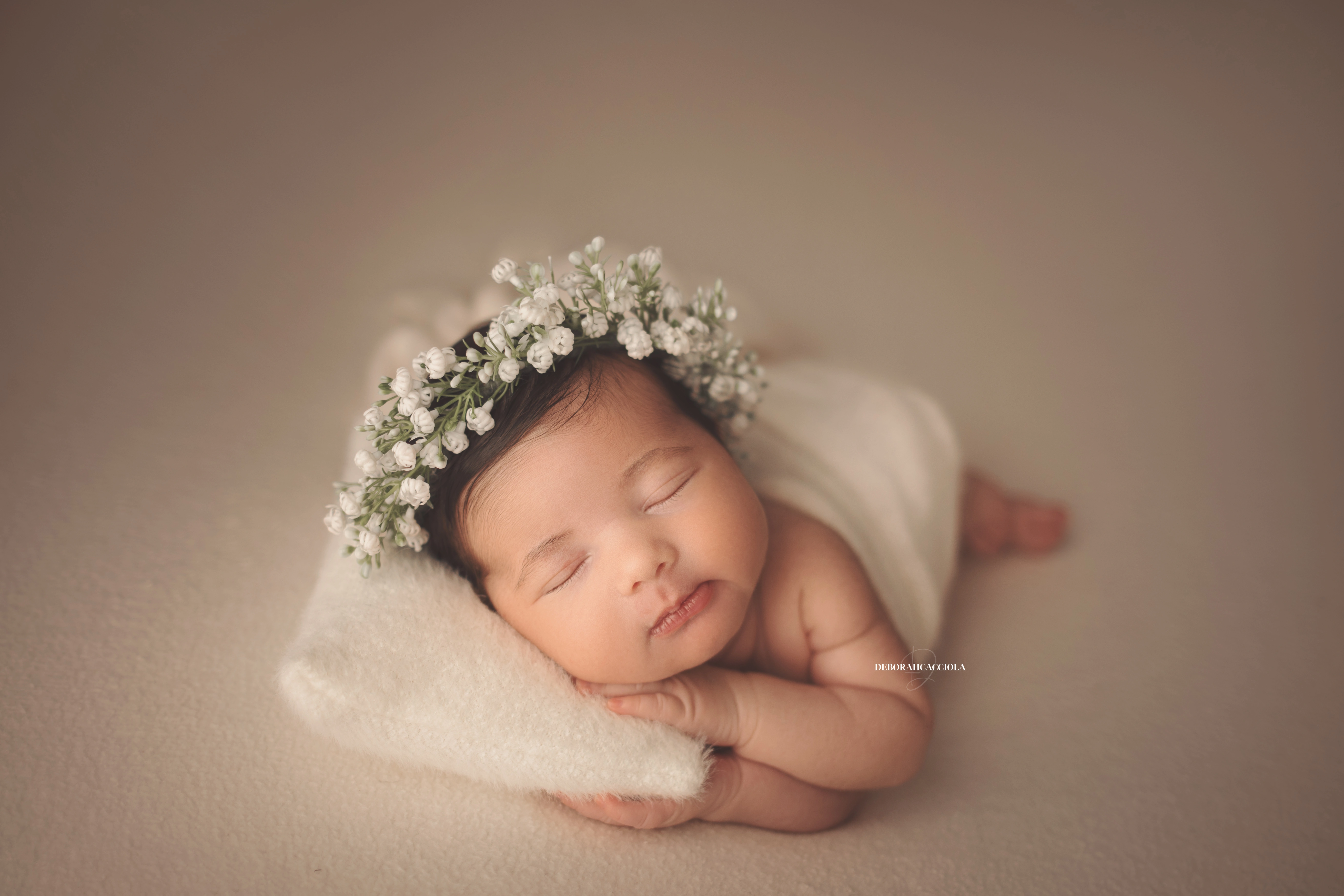 Photo nouveau-né studio Orléans : nouveau-né en studio, scène panoramique douce, couleurs douces