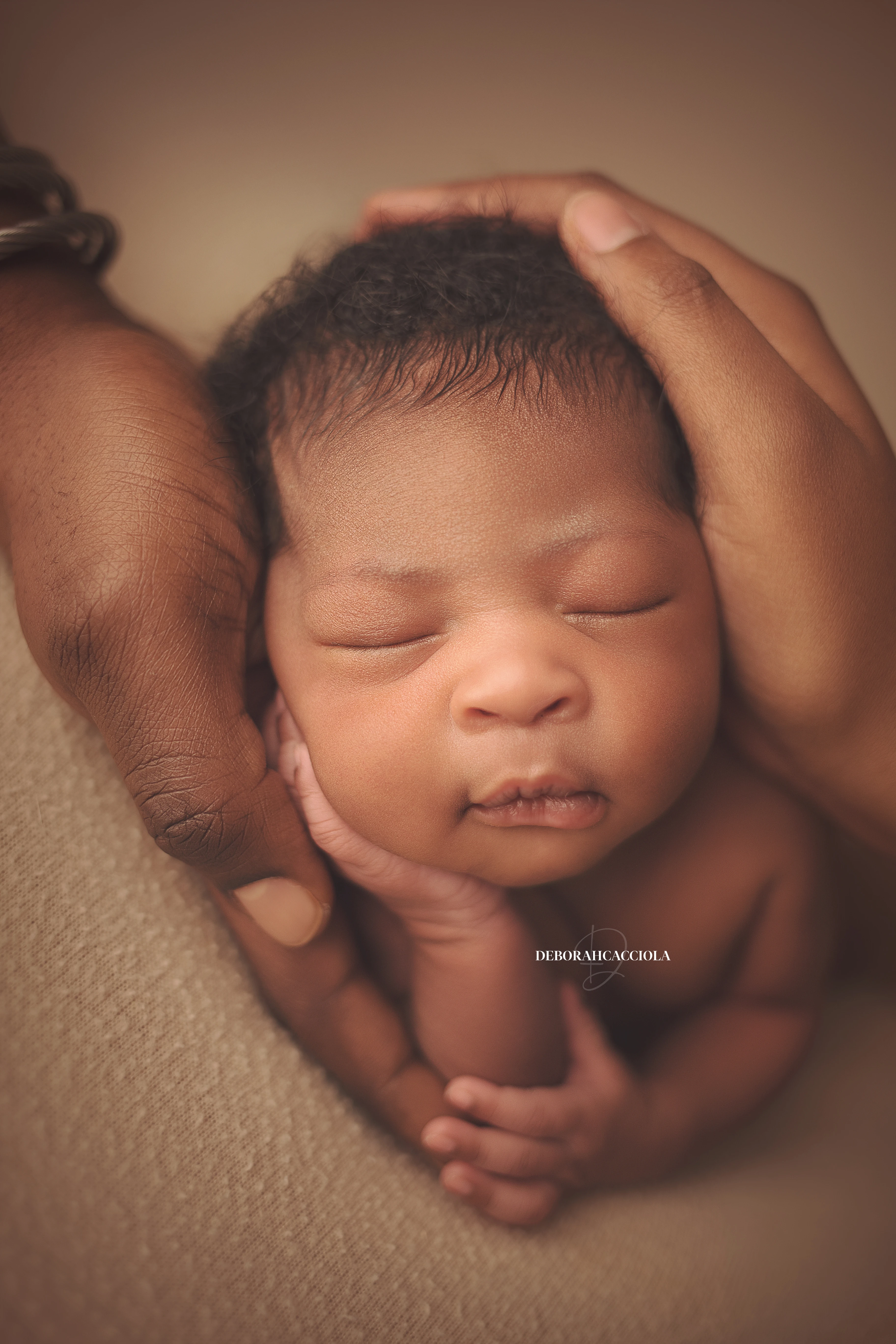 Portrait nouveau-né à Orléans : bébé dans ses premiers jours, plan vertical naturel, rendu naturel