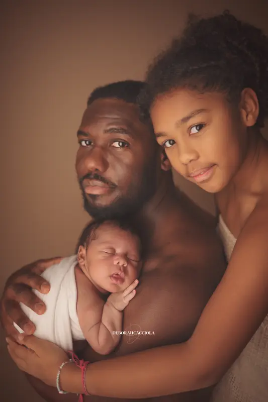 Portrait nouveau-né à Orléans : bébé dans ses premiers jours, plan vertical naturel, tonalités naturelles