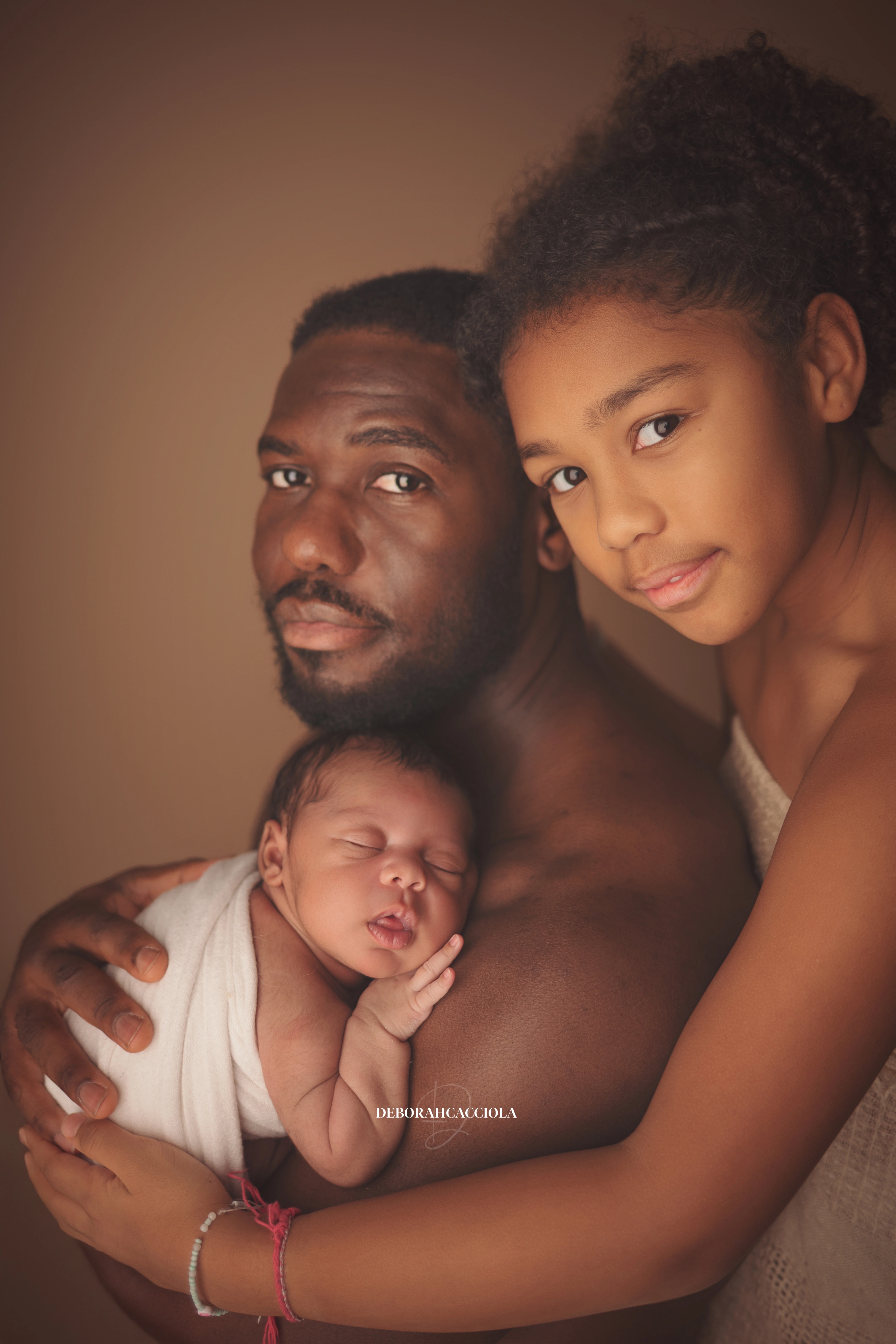 Portrait nouveau-né à Orléans : bébé dans ses premiers jours, plan vertical naturel, tonalités naturelles