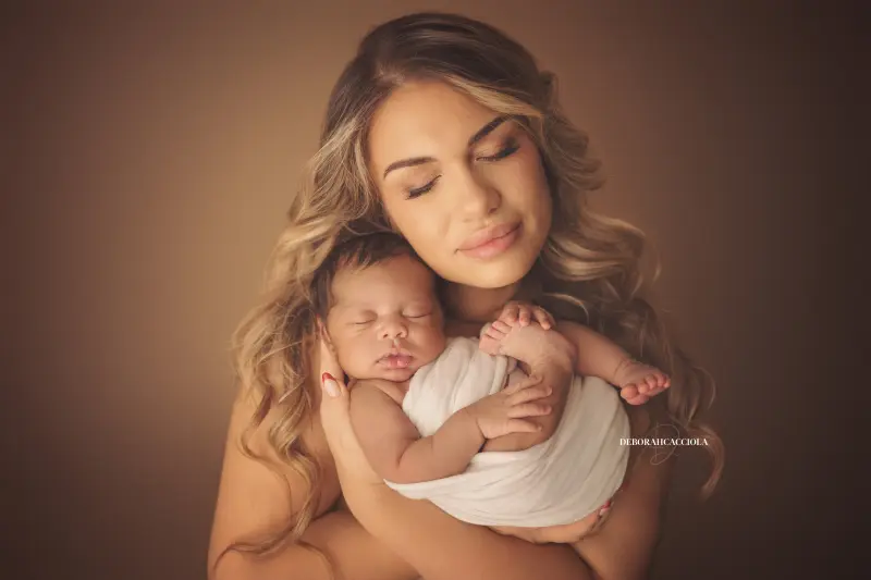 Portrait nouveau-né Orléans : nouveau-né en studio, scène panoramique douce, rendu naturel