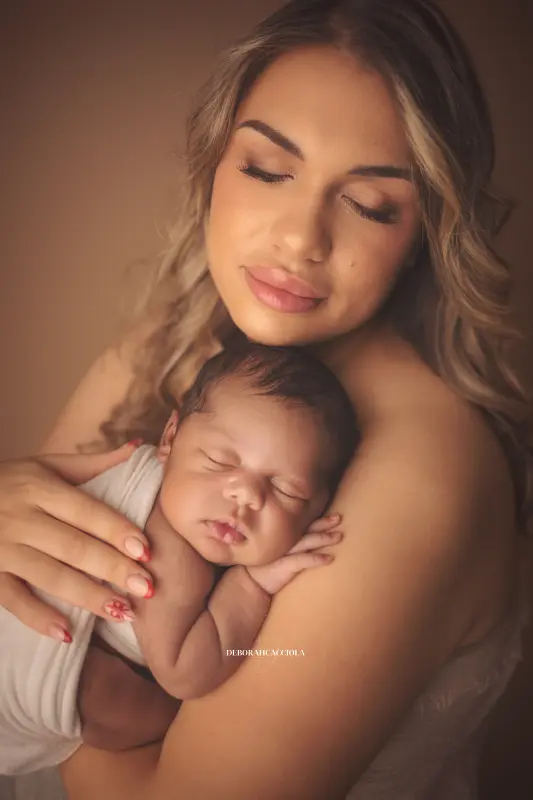 Séance bébé en studio à Orléans : portrait délicat de bébé, composition resserrée élégante, tonalités naturelles