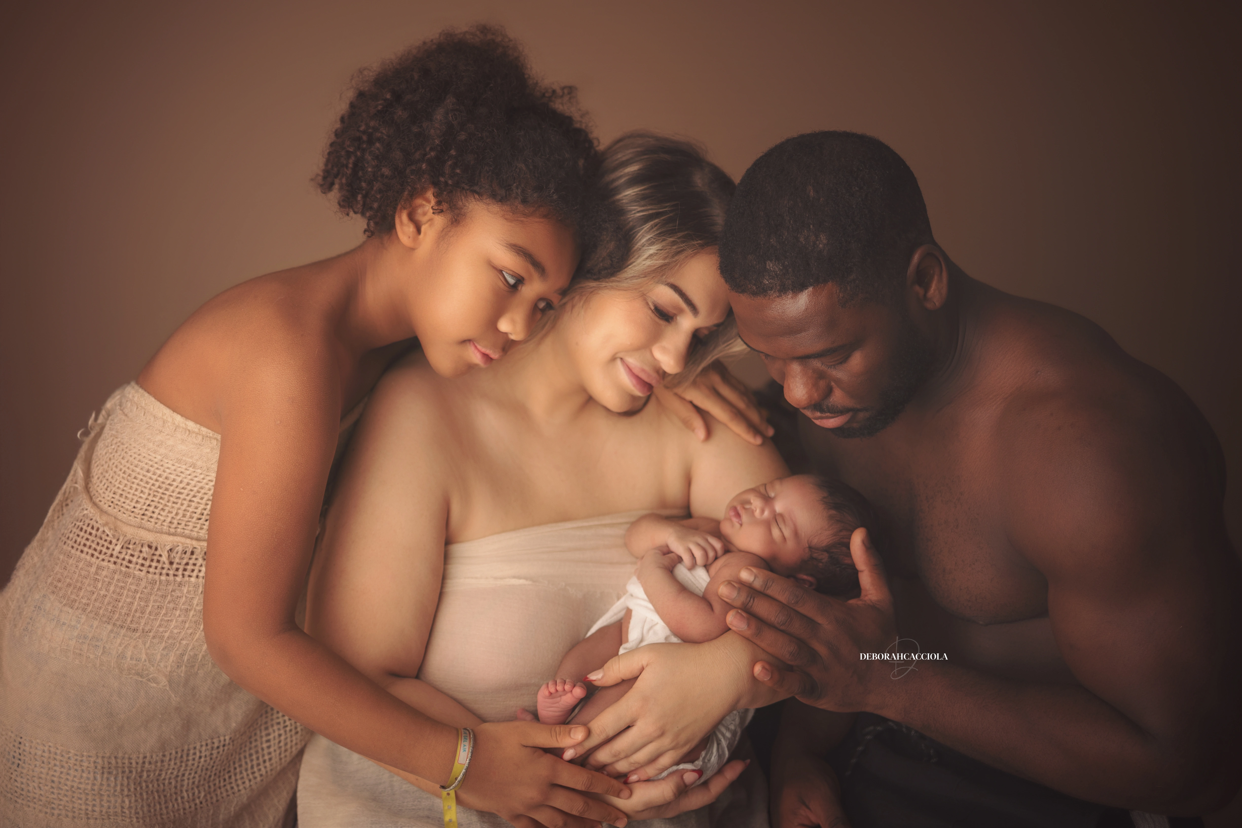 Photo nouveau-né à Orléans, instant tendre avec bébé, plan large harmonieux, tonalités naturelles