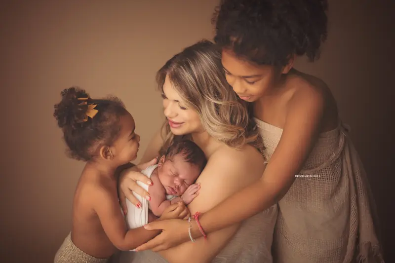Photo nouveau-né studio Orléans : portrait délicat de bébé, cadrage horizontal équilibré, couleurs douces