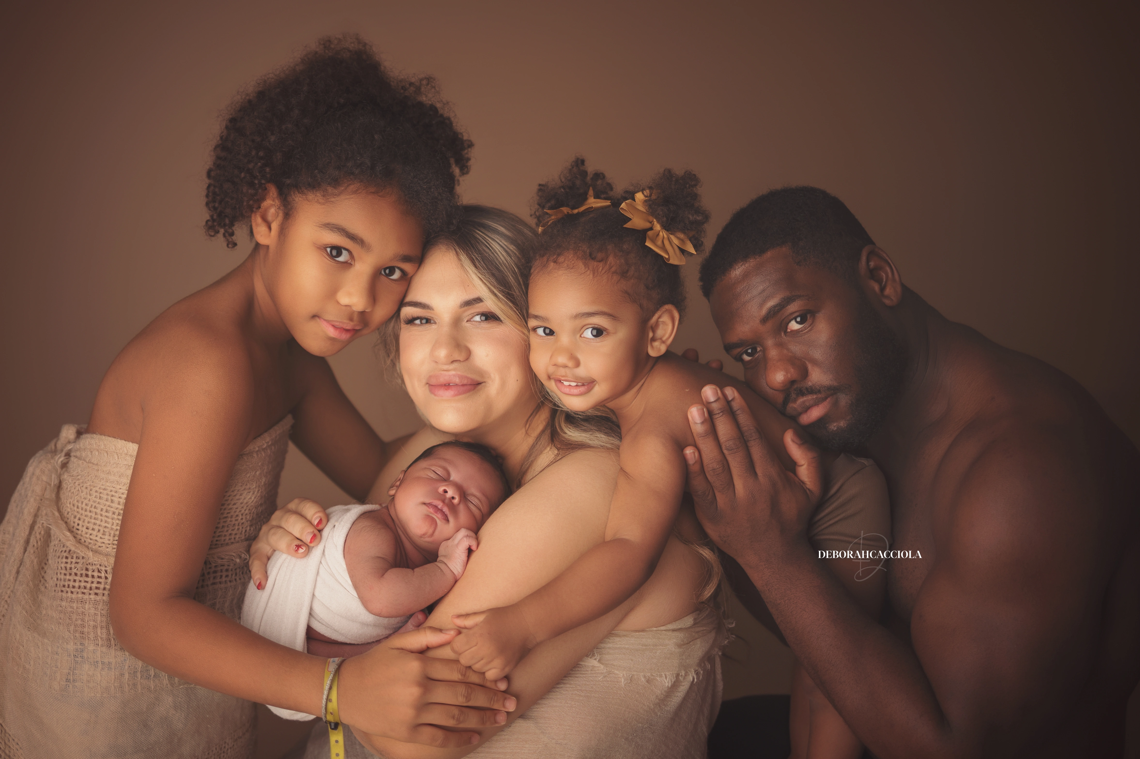 Photo nouveau-né studio Orléans : portrait délicat de bébé, cadrage horizontal équilibré, rendu naturel