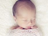 Photo nouveau-ne Photo de bébé qui dort dans un filet cocon