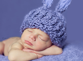 Photo nouveau-ne Photo de bébé endormi avec bonnet de lapin