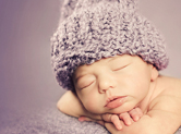 Photo nouveau-ne Photographie de bébé en environnement violet