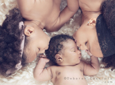 Photo nouveau-ne Photo de bébé embrassé par ses soeurs jumelles