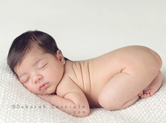 Photo nouveau-ne Photo de bébé allongé sur le ventre