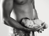 Photo nouveau-ne Photo de bébé dans les bras de papa
