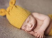 Photo nouveau-ne Photo de bébé vêtu de jaune
