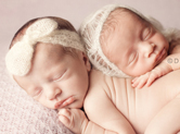 Photo nouveau-ne Photos de bébés jumeaux dormant amoureusement
