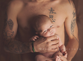 Photo nouveau-ne Photographe de bébé avec papa