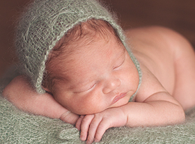 Photo nouveau-ne photographe de bébé avec accessoires