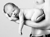 Photo nouveau-ne Photo d\'un bébé sur le bras de papa