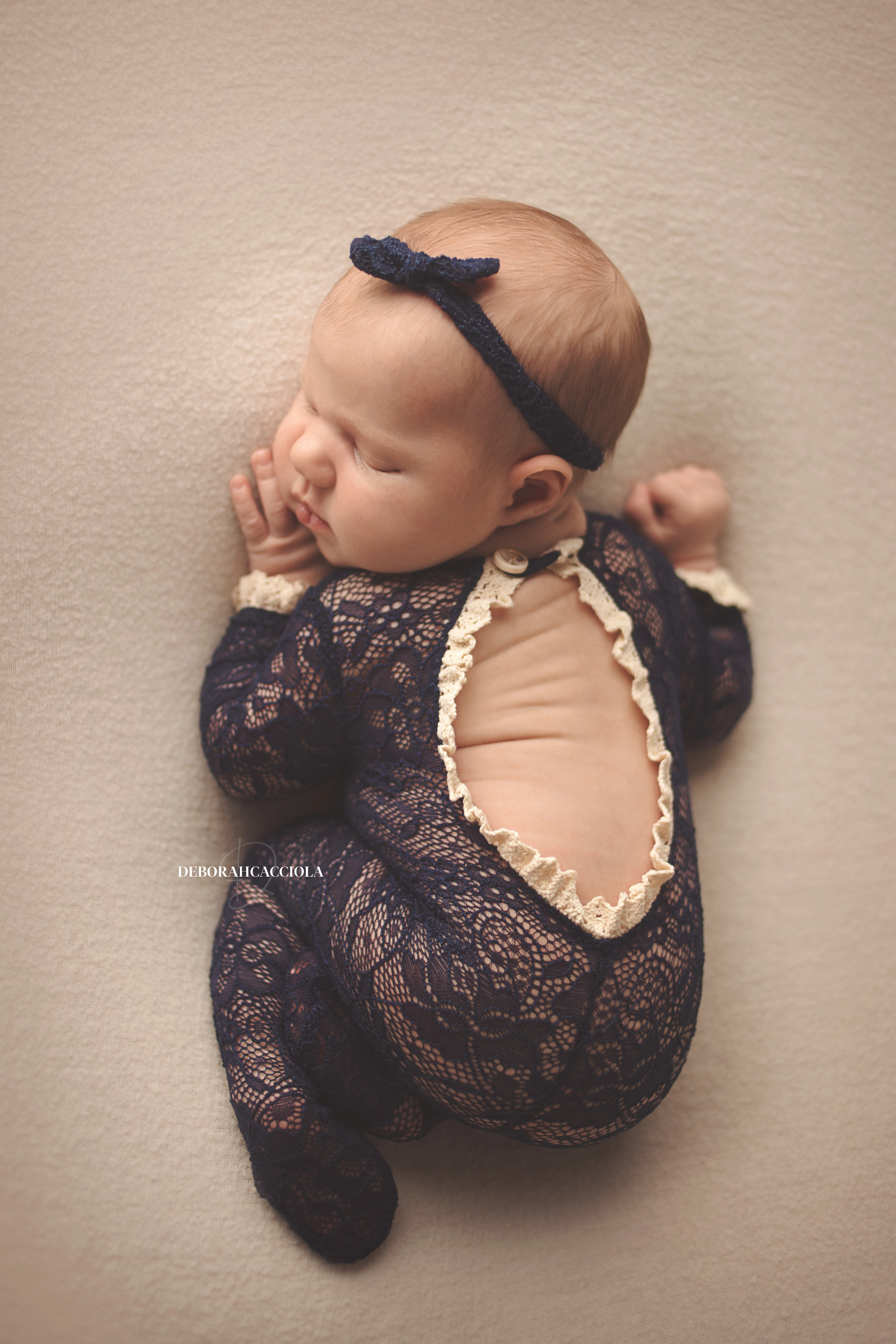 Photo nouveau-né studio Orléans : nouveau-né en studio, cadrage vertical doux, palette claire