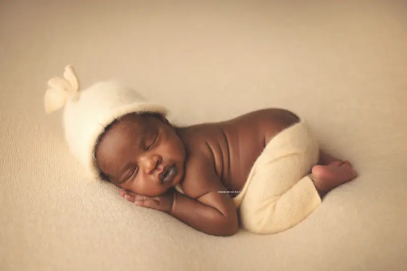 Séance bébé à Orléans - bébé dans ses premiers jours, composition large et naturelle, tonalités naturelles