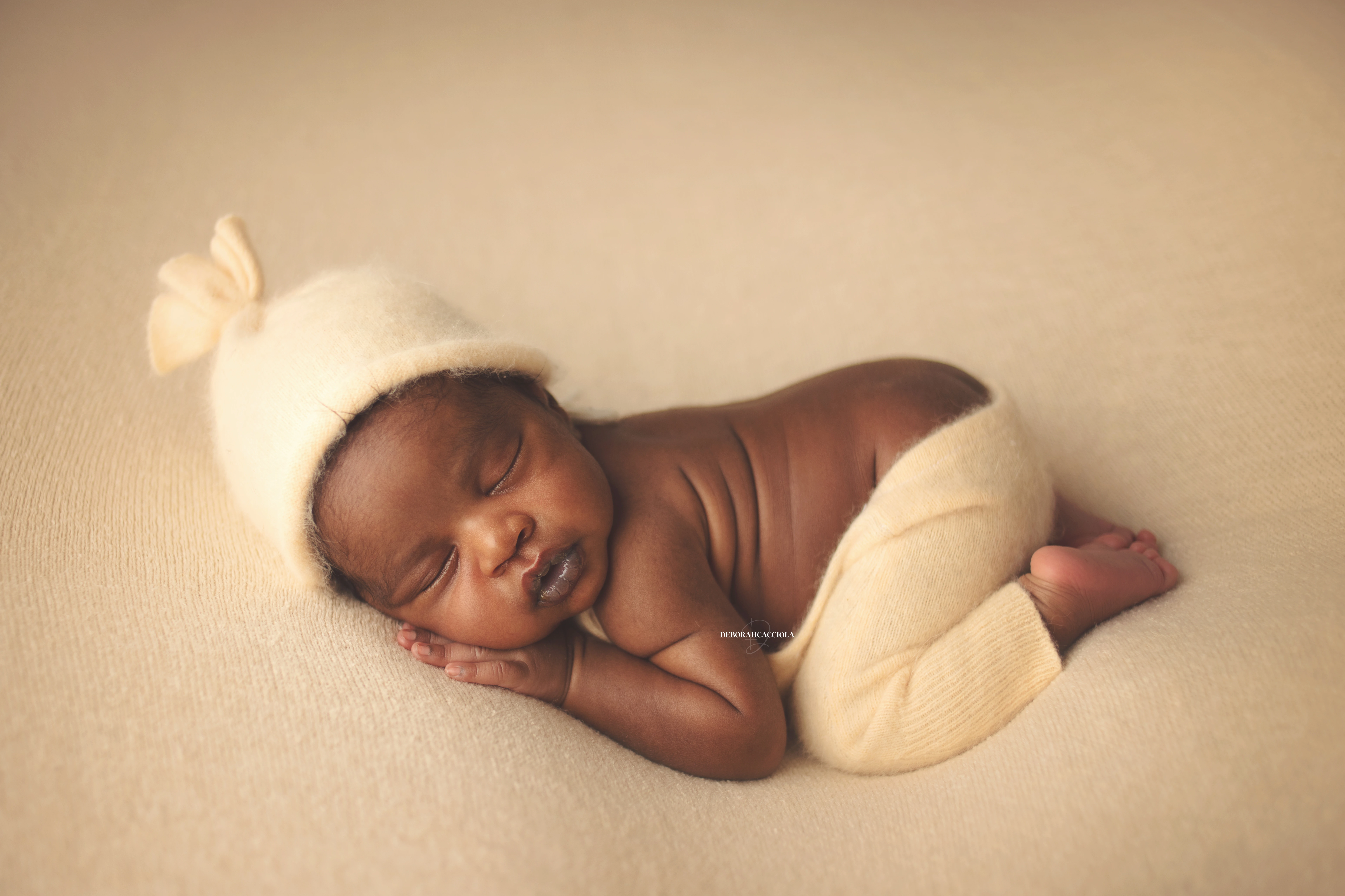 Séance bébé à Orléans - bébé dans ses premiers jours, composition large et naturelle, tonalités naturelles
