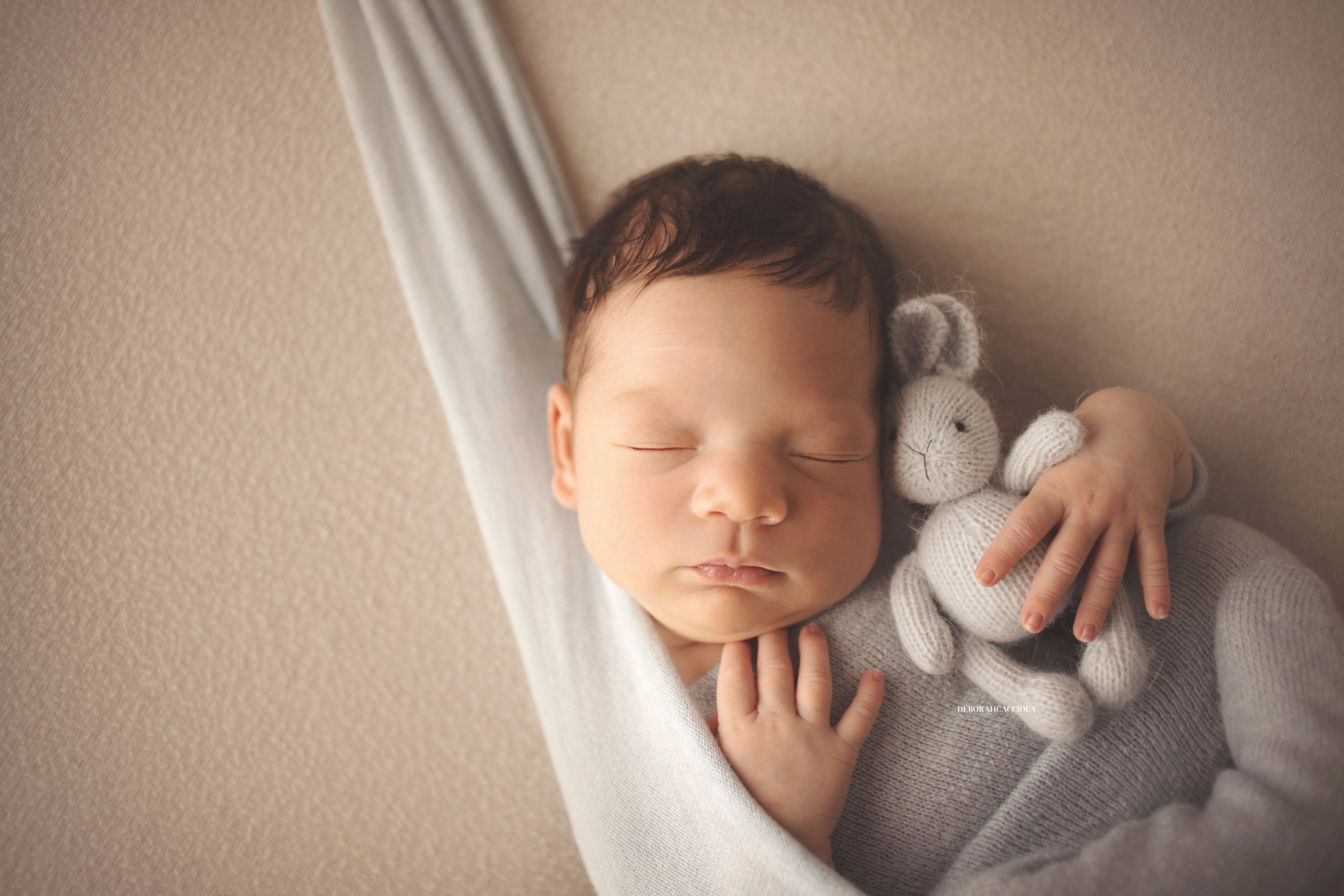 Portrait nouveau-né Orléans : nouveau-né en studio, scène panoramique douce, rendu naturel