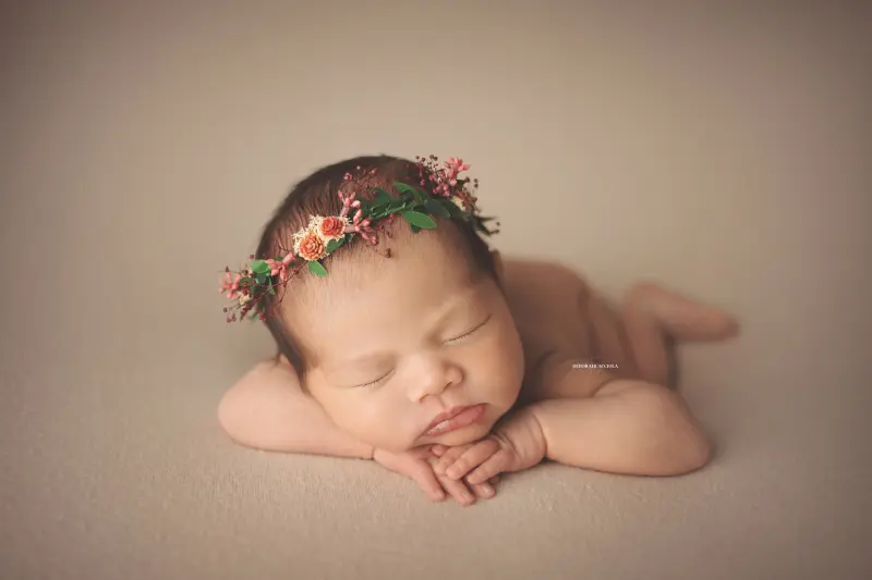Séance bébé à Orléans - bébé dans ses premiers jours, composition large et naturelle, tonalités naturelles