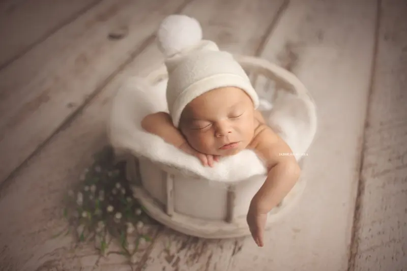 Séance bébé en studio à Orléans : nouveau-né en studio, scène panoramique douce, rendu naturel