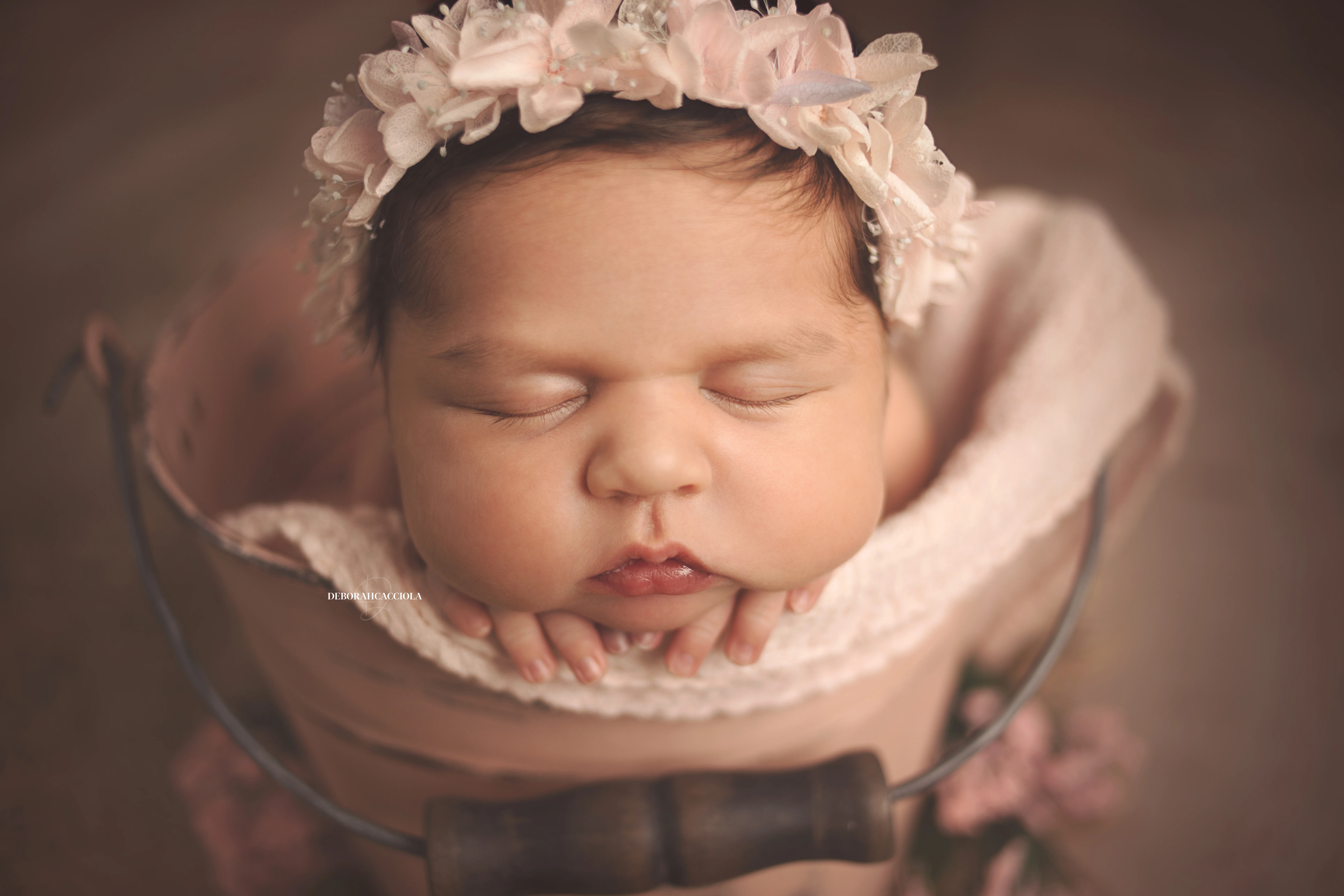 Séance bébé en studio à Orléans : nouveau-né en studio, scène panoramique douce, palette claire