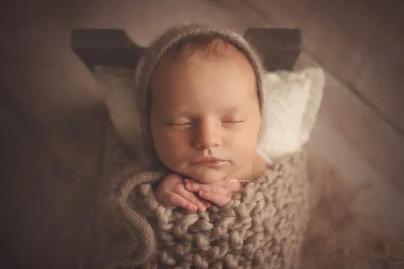 Photo nouveau-né studio Orléans : nouveau-né en studio, scène panoramique douce, tonalités naturelles