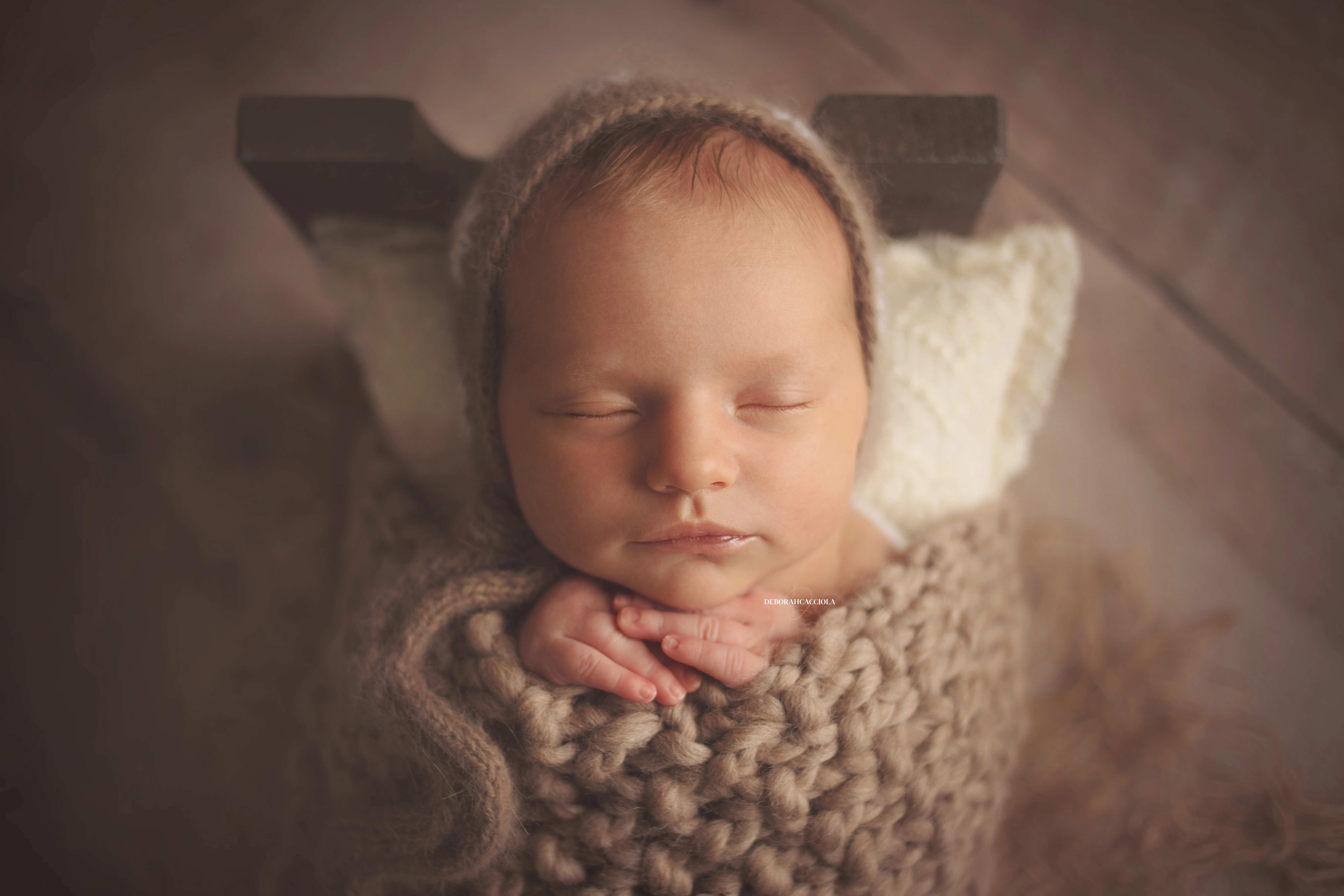 Photo nouveau-né studio Orléans : nouveau-né en studio, scène panoramique douce, tonalités naturelles