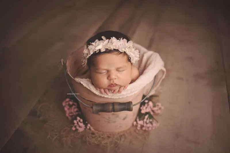 Séance bébé en studio à Orléans : nouveau-né en studio, scène panoramique douce, couleurs douces