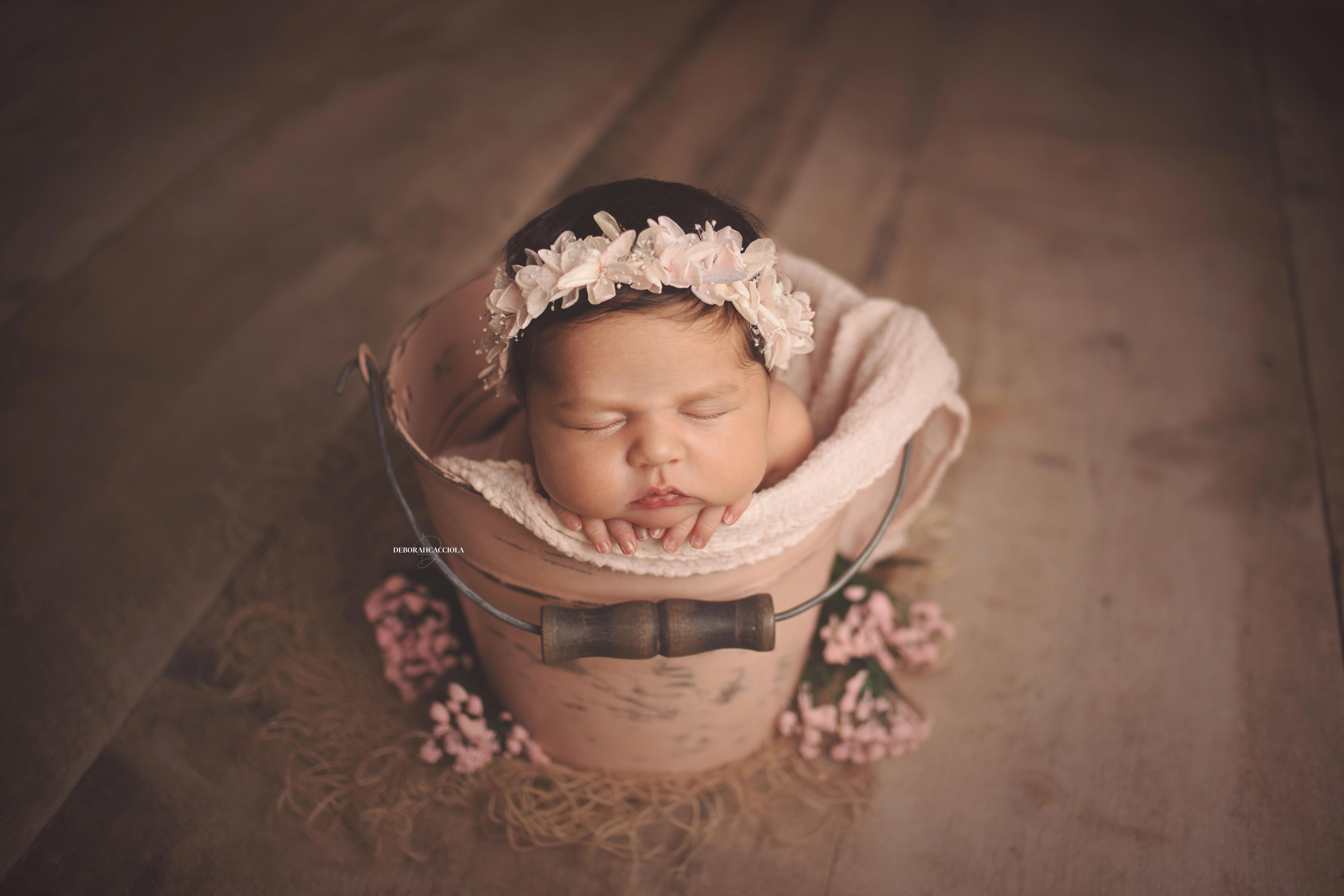 Séance bébé en studio à Orléans : nouveau-né en studio, scène panoramique douce, couleurs douces