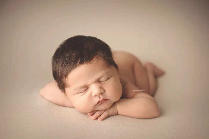 Portrait nouveau-né à Orléans : bébé dans ses premiers jours, composition large et naturelle, tonalités naturelles