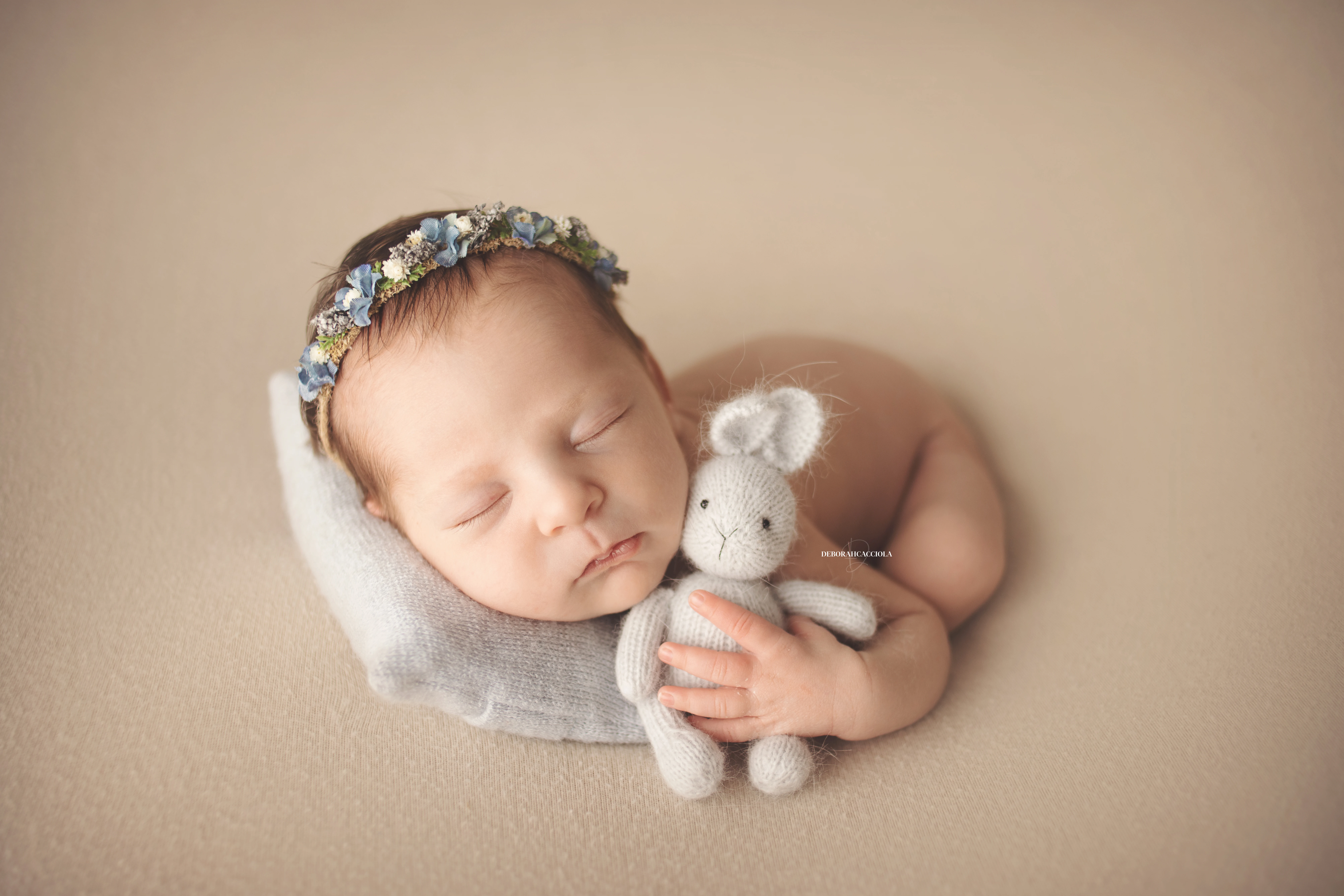 Photo nouveau-né studio Orléans : portrait délicat de bébé, cadrage horizontal équilibré, tonalités naturelles