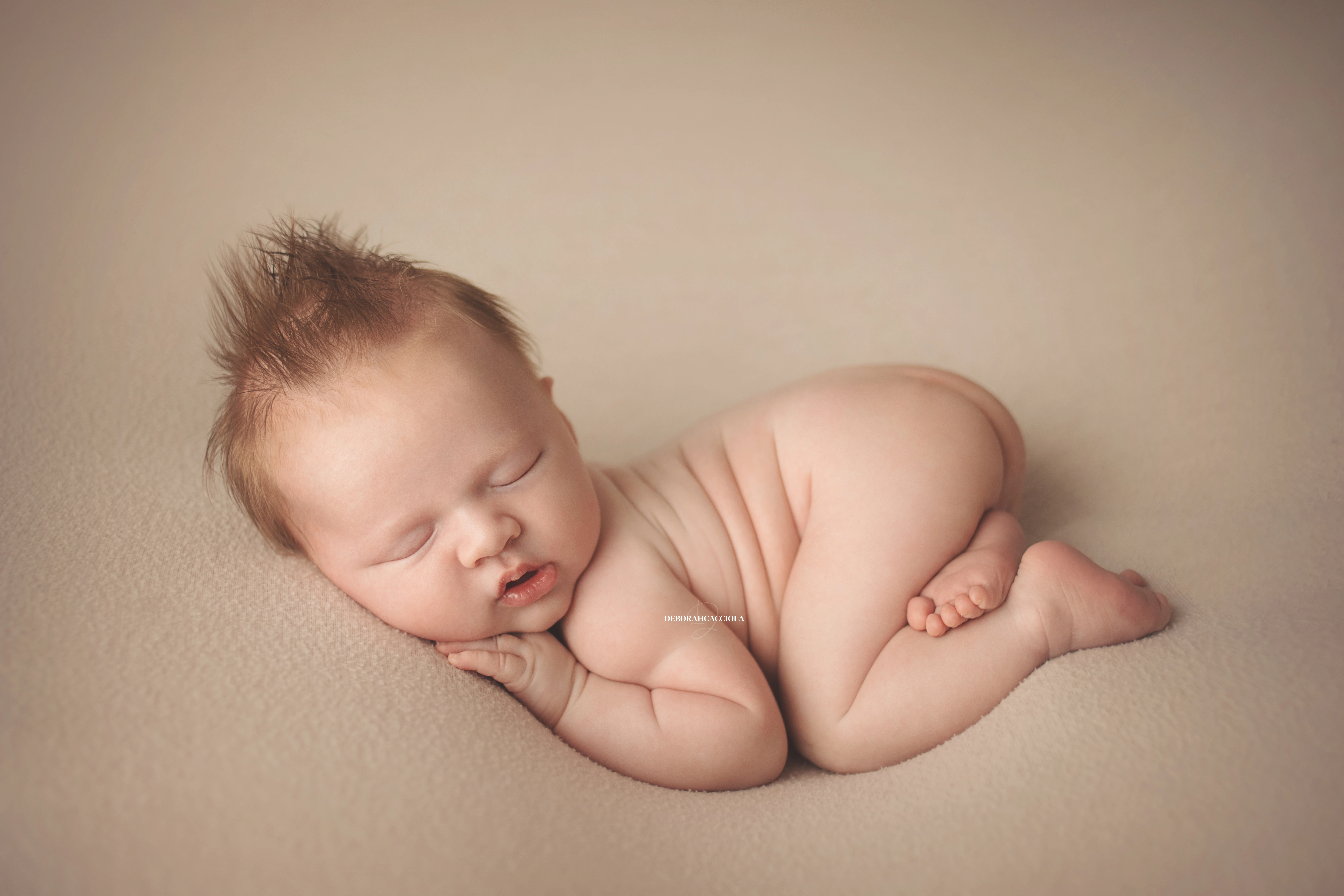 Photo nouveau-né studio Orléans : nouveau-né en studio, scène panoramique douce, couleurs équilibrées