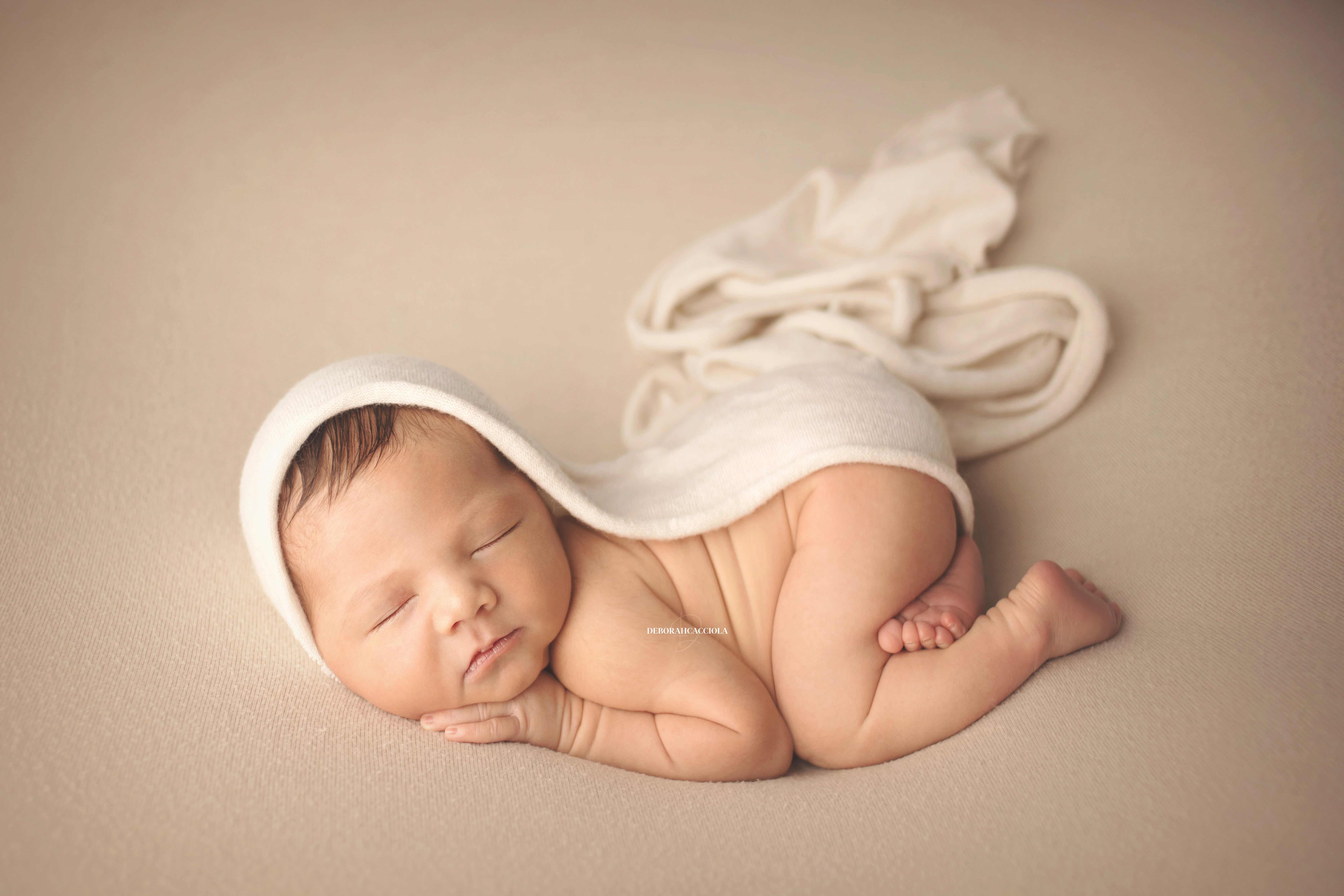 Séance bébé à Orléans - instant tendre avec bébé, plan large harmonieux, couleurs équilibrées