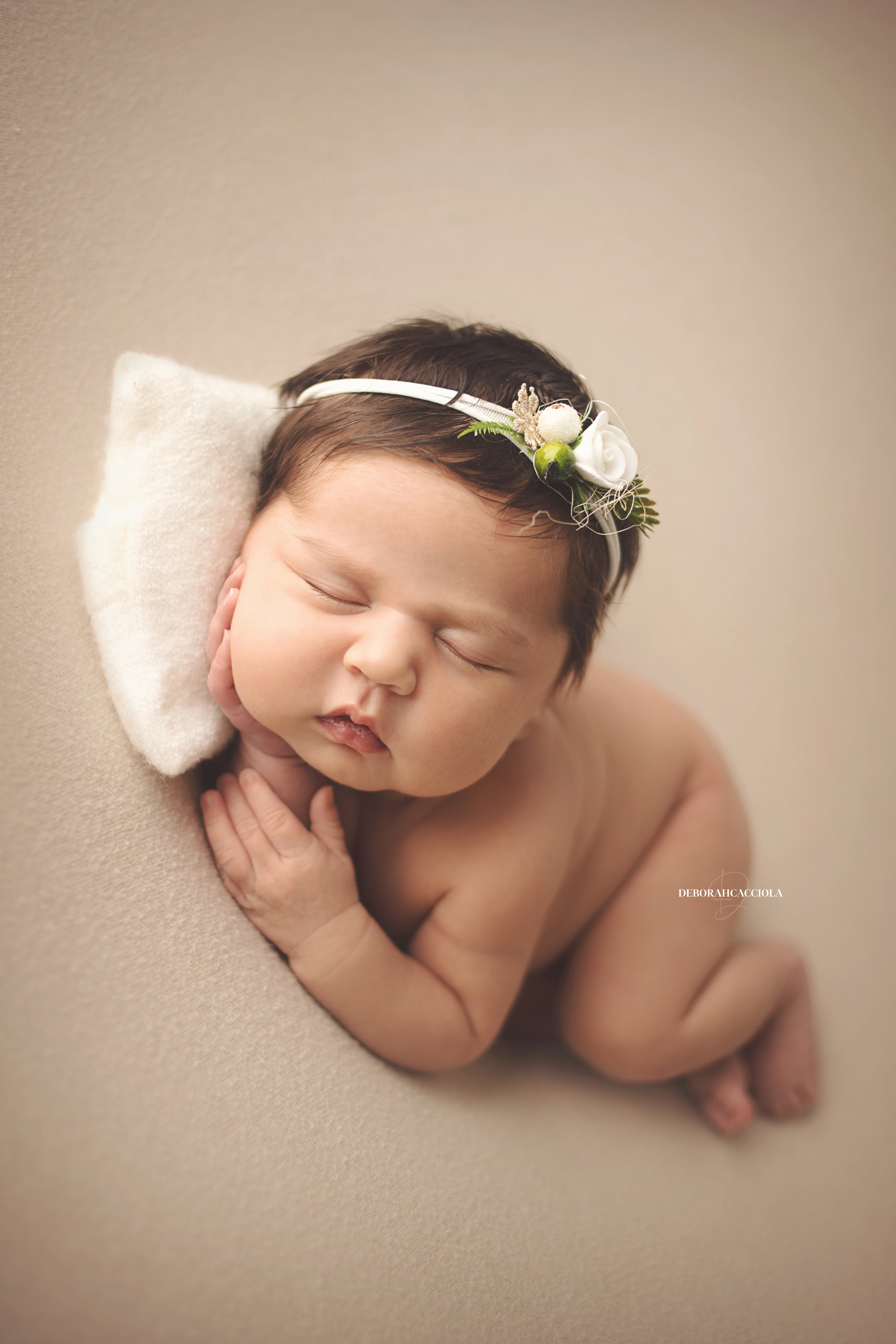 Portrait nouveau-né Orléans : nouveau-né en studio, cadrage vertical doux, couleurs équilibrées