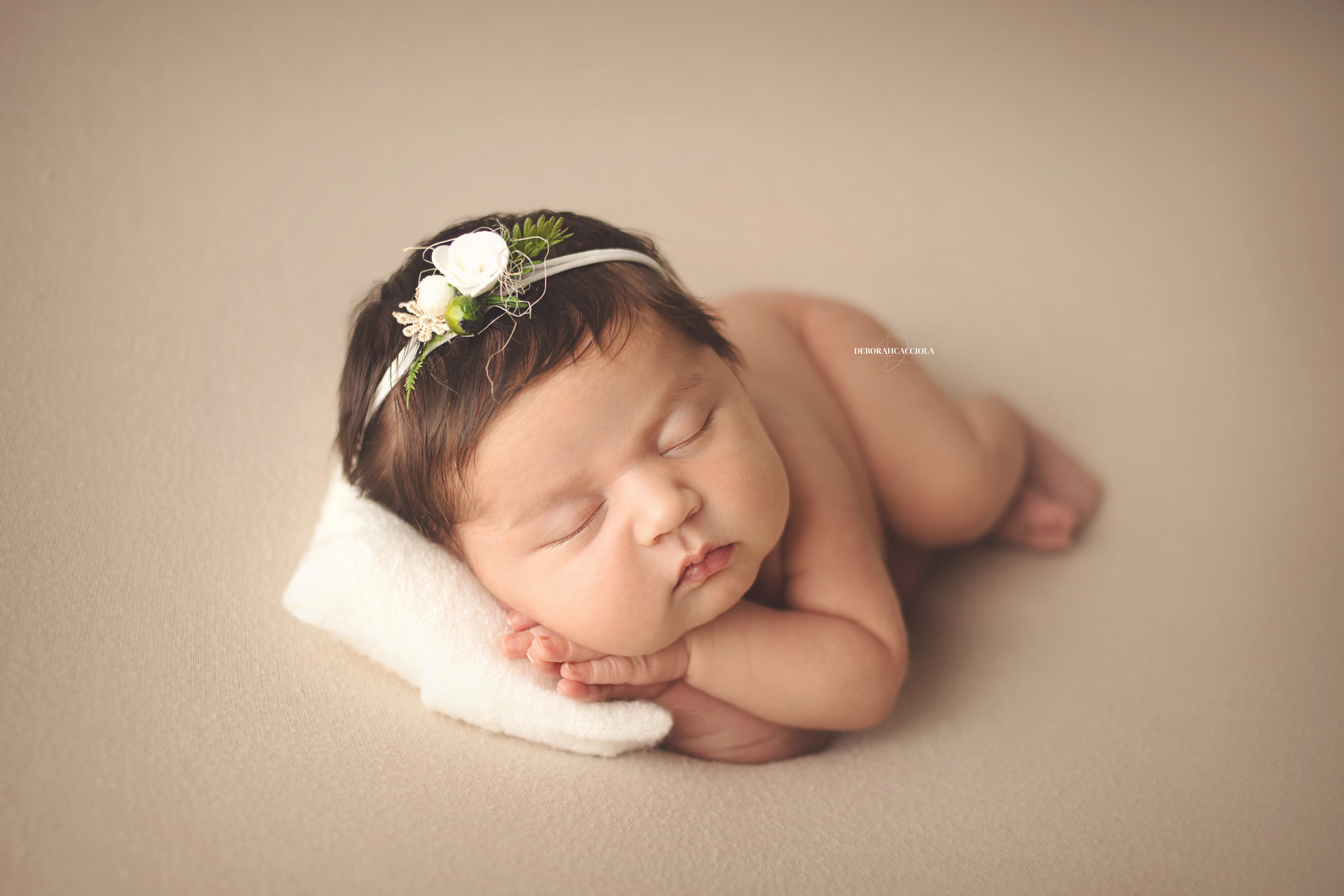 Photo nouveau-né à Orléans, bébé dans ses premiers jours, composition large et naturelle, rendu naturel