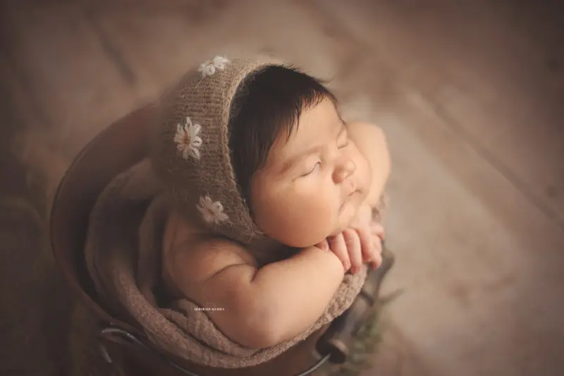 Portrait nouveau-né Orléans : nouveau-né en studio, scène panoramique douce, rendu naturel