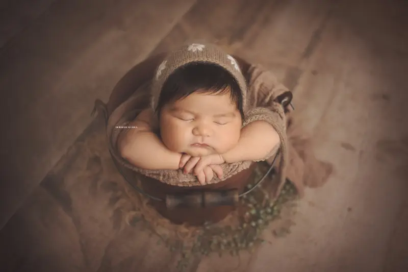 Photo nouveau-né à Orléans, instant tendre avec bébé, plan large harmonieux, rendu naturel