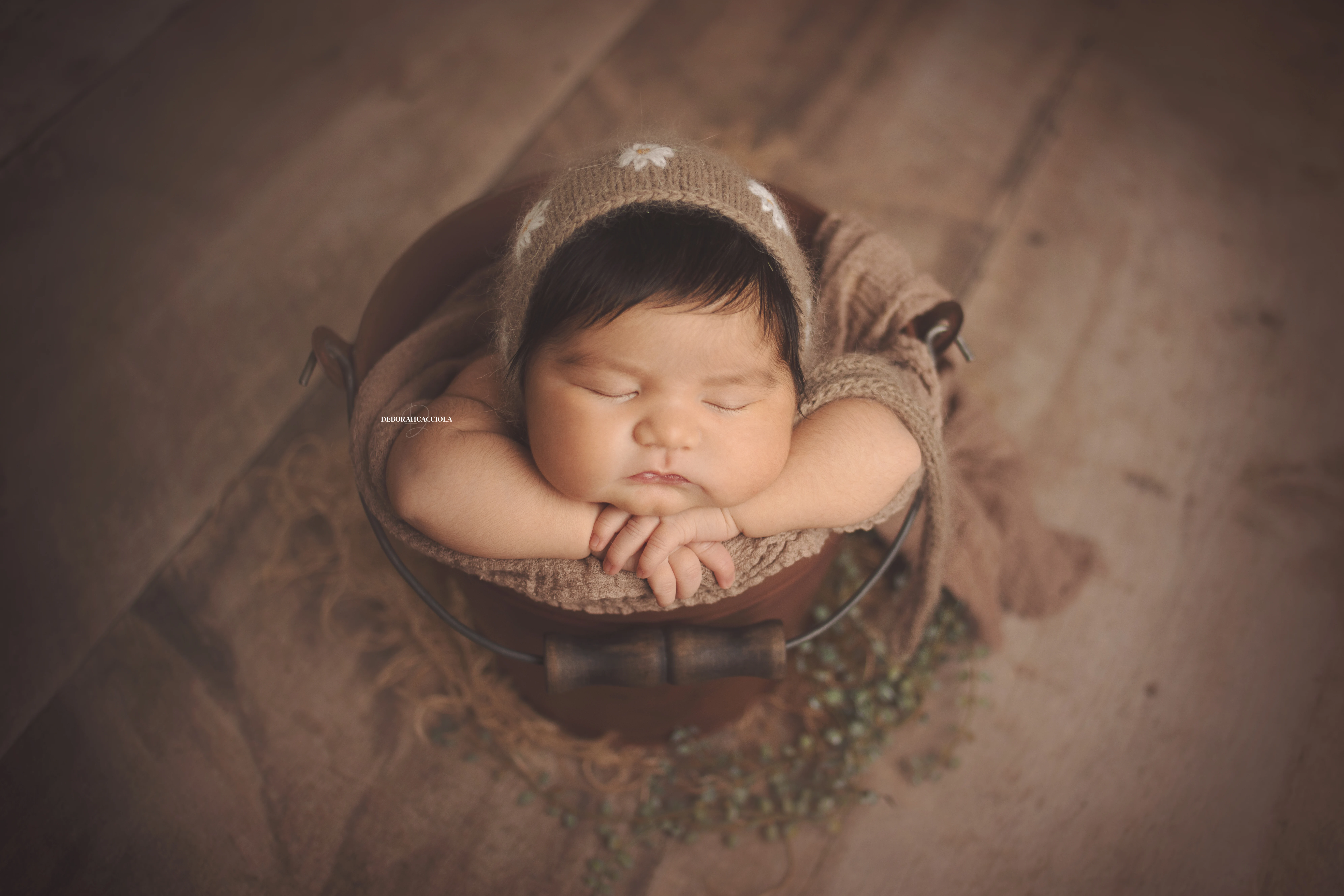 Photo nouveau-né à Orléans, instant tendre avec bébé, plan large harmonieux, rendu naturel