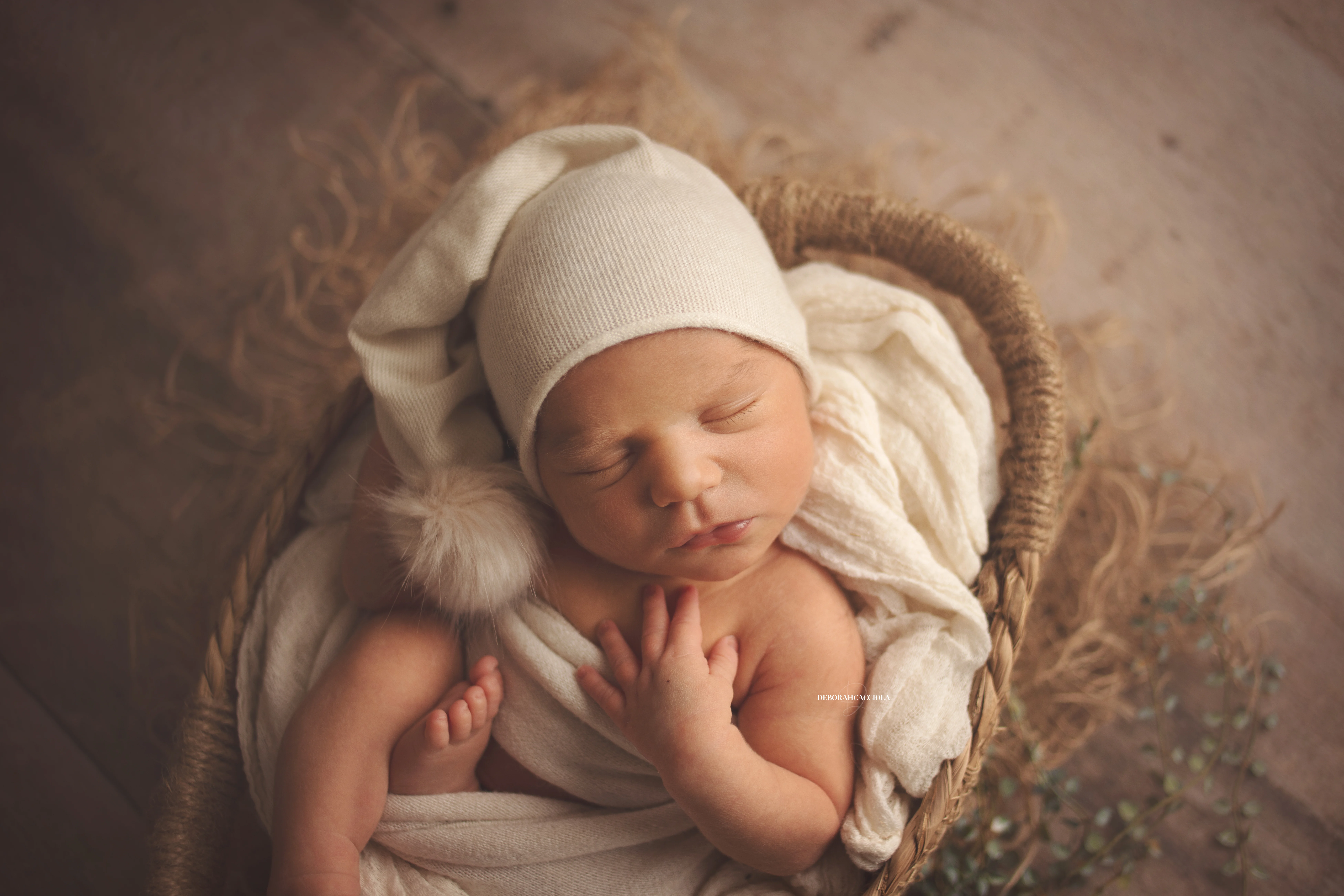 Photo nouveau-né studio Orléans : portrait délicat de bébé, cadrage horizontal équilibré, couleurs douces