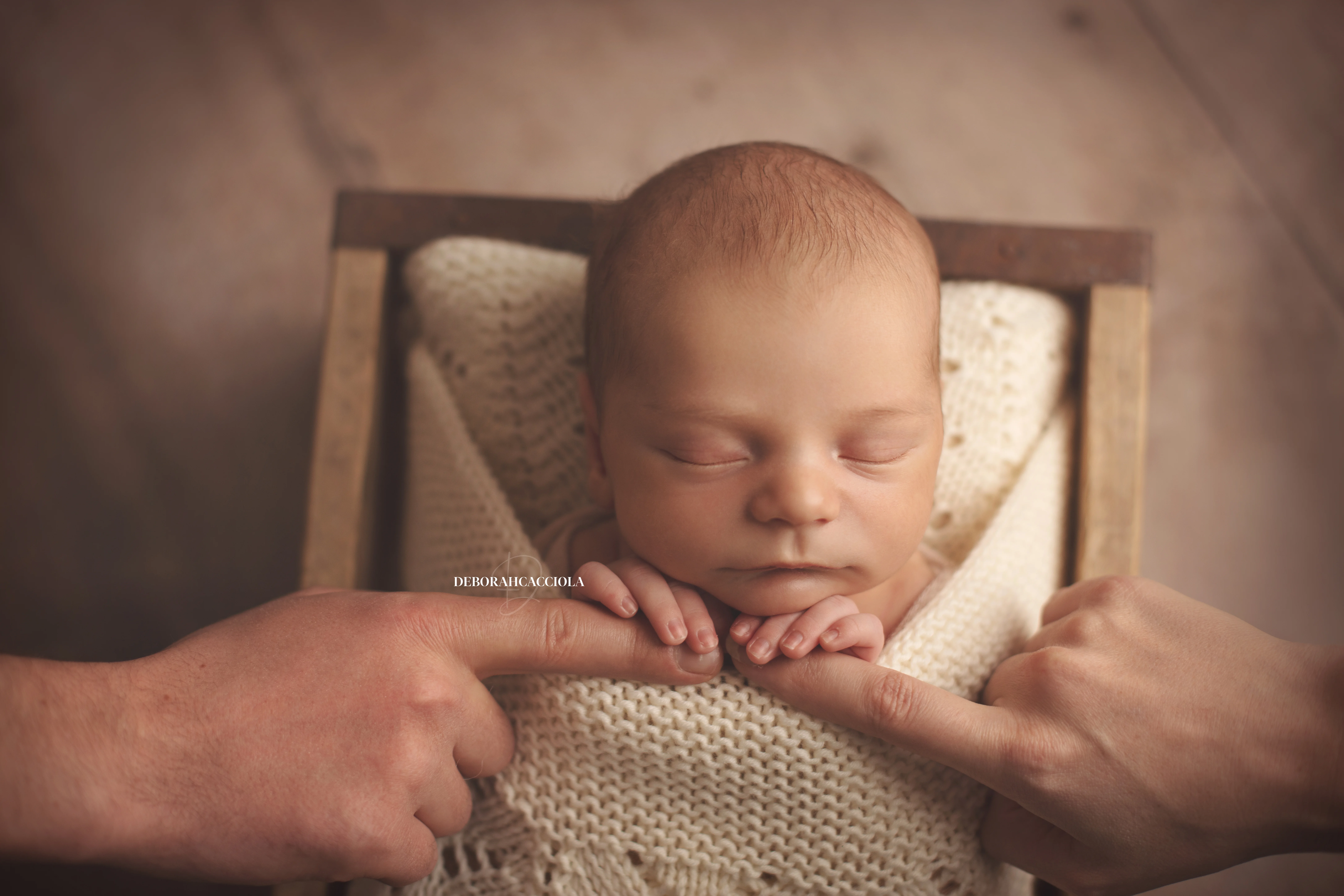 Séance bébé en studio à Orléans : portrait délicat de bébé, cadrage horizontal équilibré, couleurs équilibrées